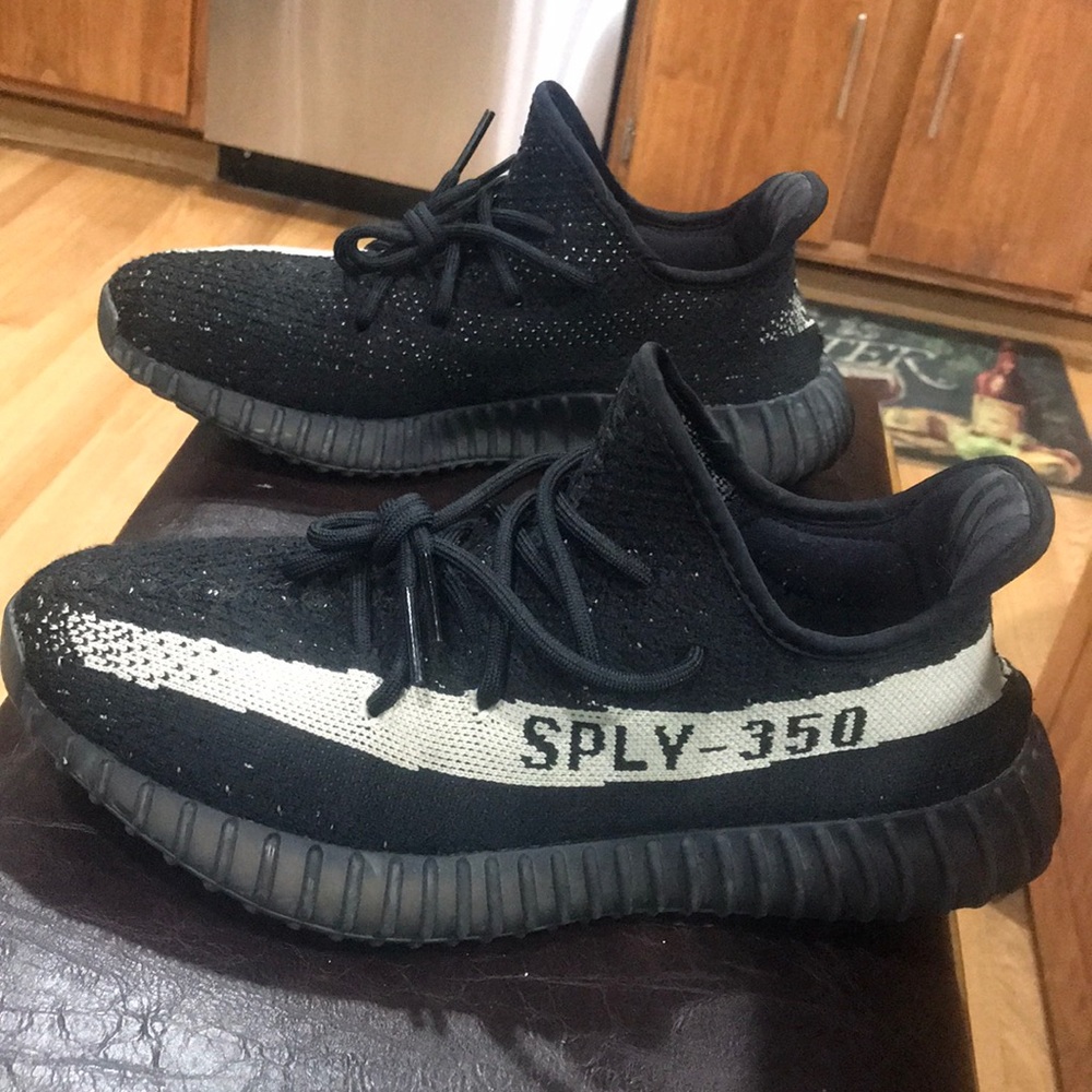 Yeezy sz 8  !! 100 % Authentic with box